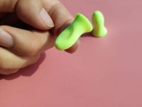 استفاده از گوش‌گیر خواب ضد نویز شیائومی در گوش برای داشتن خواب آرام و بدون صدا